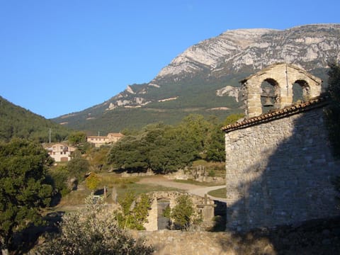 Nearby landmark, Day, Natural landscape, Landmark view, Mountain view