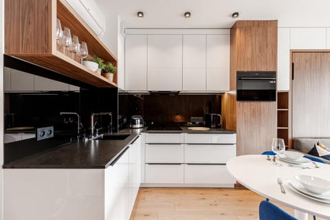 Kitchen or kitchenette, dishwasher, minibar, stove