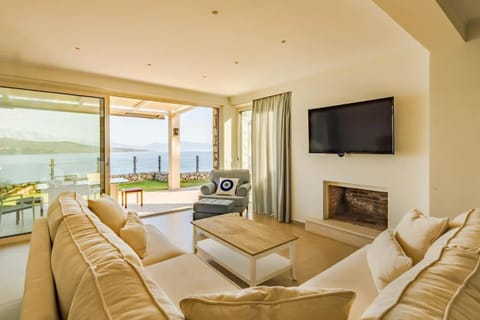 Natural landscape, TV and multimedia, Living room, Seating area, Sea view