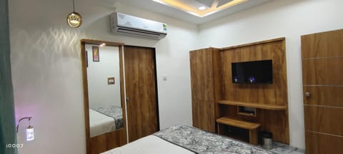 TV and multimedia, Photo of the whole room, Bedroom, hair dresser, air conditioner