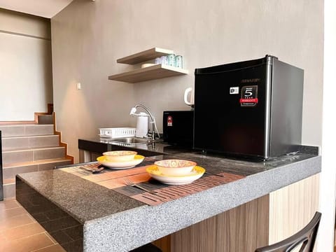 Kitchen or kitchenette, minibar, oven