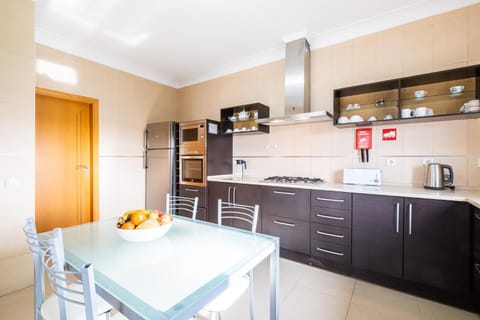 Kitchen or kitchenette, Dining area, minibar, pet friendly, stove