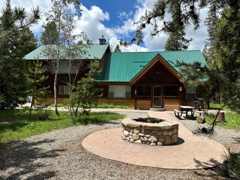 Double D Lodge - 30 Miles to Yellowstone - Walking distance to water - Tucked into the pines House in Island Park
