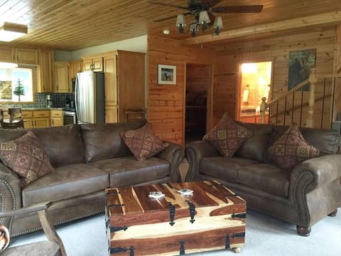 Elk Retreat - 24 Miles to Yellowstone - Tucked into the pines - New furniture - wifi - New deck House in Island Park