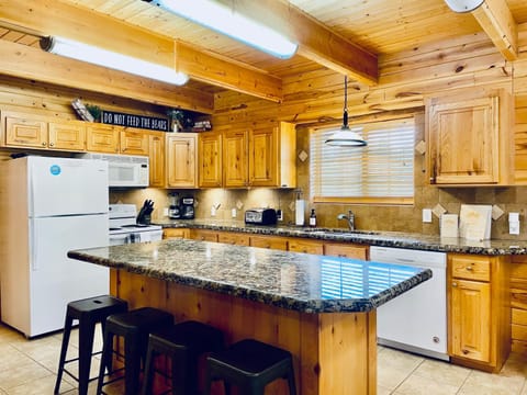 Firehole - 21 Miles to Yellowstone - Hot Tub - Wifi - Firepit - Sleeps 16 House in Island Park