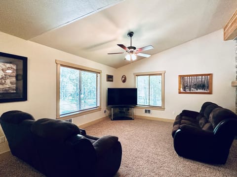 Fox Den - Wifi - Close to Yellowstone - Cabin in the pines of Island Park Casa in Henrys Lake