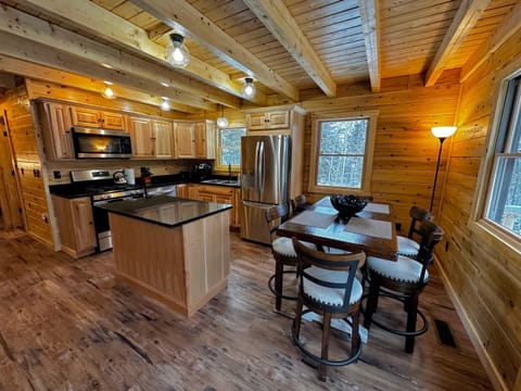 31R Brand new log home on quiet side street in Bethlehem, close to Main Street! 20 min to skiing House in Bethlehem