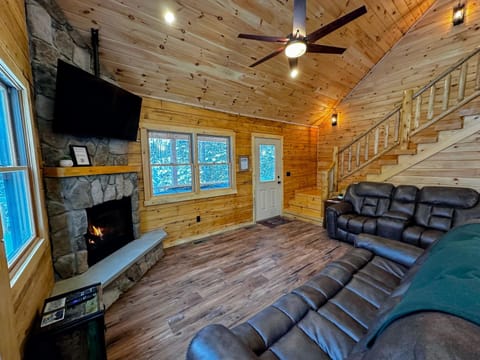 31R Brand new log home on quiet side street in Bethlehem, close to Main Street! 20 min to skiing House in Bethlehem