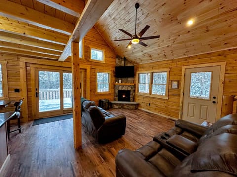 31R Brand new log home on quiet side street in Bethlehem, close to Main Street! 20 min to skiing House in Bethlehem