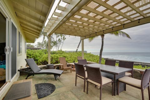 Lava Rock Beach House in Waianae with Private Pool Haus in Makaha Valley