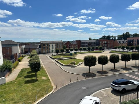 Property building, Day, Neighbourhood, Natural landscape, Bird's eye view, City view, Street view, Location, Parking