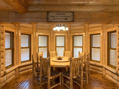 Grandpas Retreat - Wifi - firepit - log cabin - pool table - AC House in Island Park