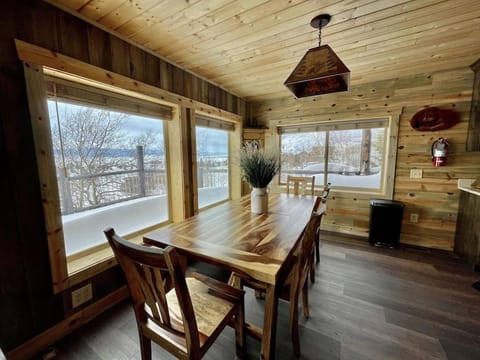 Hillside Retreat 15 miles to Yellowstone - Lake & Mountain Views - Wifi - Newly Remodeled House in Island Park