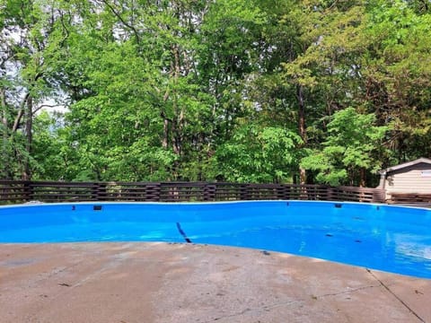 TimberPoint 3 - Indian Point Cabin with Pool! Near Silver Dollar Villa in Indian Point