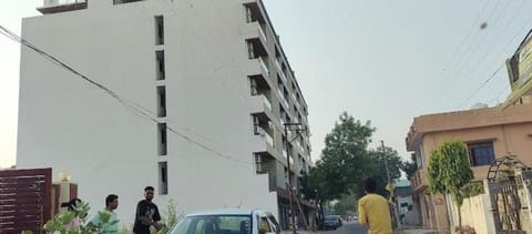 Property building, Neighbourhood, Street view, Location, Parking