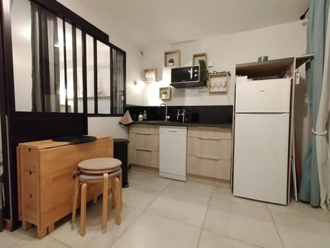 Kitchen or kitchenette, Dining area, dishwasher, minibar, stove