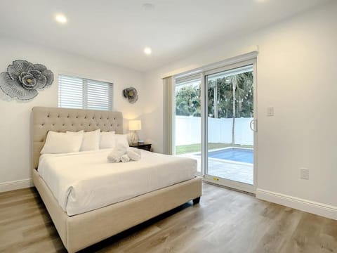 Luxe Home - Heated Pool I 5 min to Beach I BBQ Grill Haus in Oakland Park