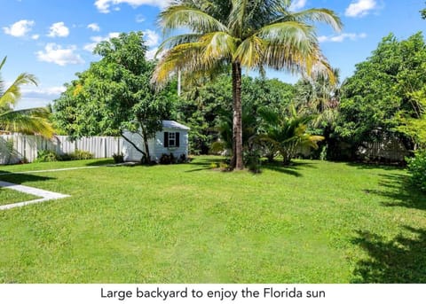 Modern Bungalow near Wilton Drive I Pool Table House in Oakland Park