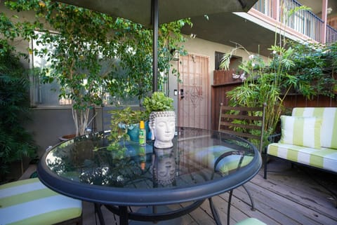 Hollywood Hills: laundry+parking+patio+kitchen+AC Condo in Valley Village