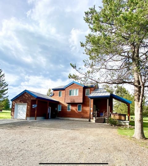 Park Place 20 Miles to Yellowstone - Hot Tub - Fire Pit - Wifi - Patio - BBQ - AC House in Island Park