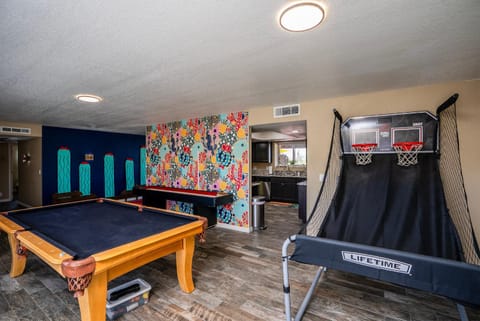 Modern Desert Delight! 4- bedrooms, pool, gameroom Maison in Lake Havasu City