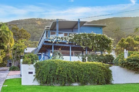 Stunning Coastal Home Views 1 Hour From Sydney House in Wollongong