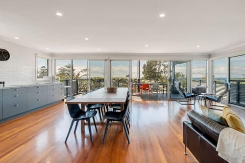 Stunning Coastal Home Views 1 Hour From Sydney House in Wollongong