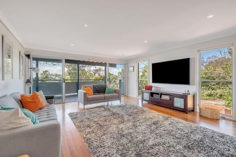 Stunning Coastal Home Views 1 Hour From Sydney House in Wollongong