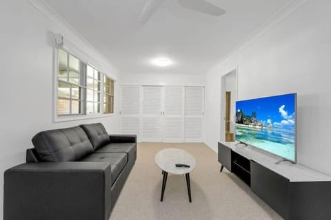 Lakeside Family Oasis - Oak Flats House in Wollongong