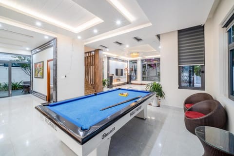 Billiard, Game Room, Living room, Seating area