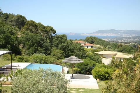 Grande villa 230 m2 avec piscine et vue mer panoramique à proximité des Plages et du Circuit Paul Ricard Villa in La Cadière-d'Azur