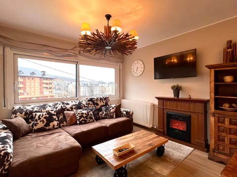 TV and multimedia, Living room, Seating area, Evening entertainment, flat iron