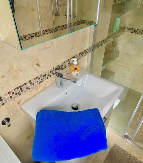 Shower, Bathroom, towels