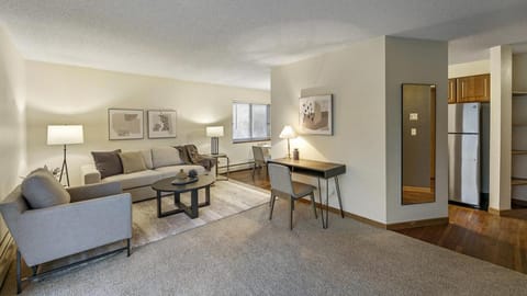 Landing Modern Apartment with Amazing Amenities (ID1017X869) Appartement in White Bear Lake