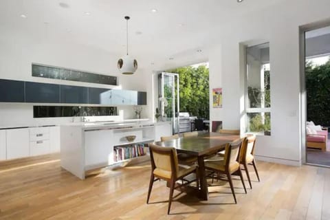 Modern Luxury in Stunning Villa in the Heart of LA Casa in Beverly Hills