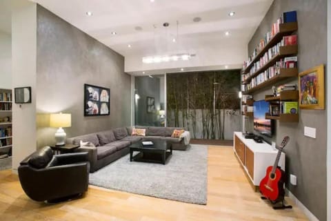 Modern Luxury in Stunning Villa in the Heart of LA Casa in Beverly Hills