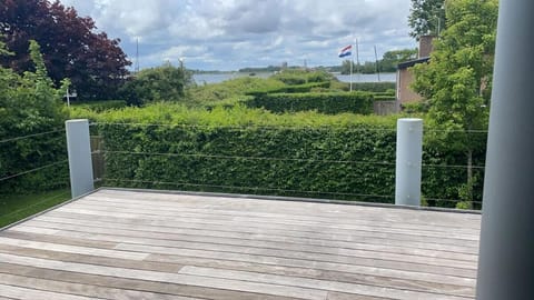 vakantiehuis Veerse Meer met grote privétuin House in Kamperland