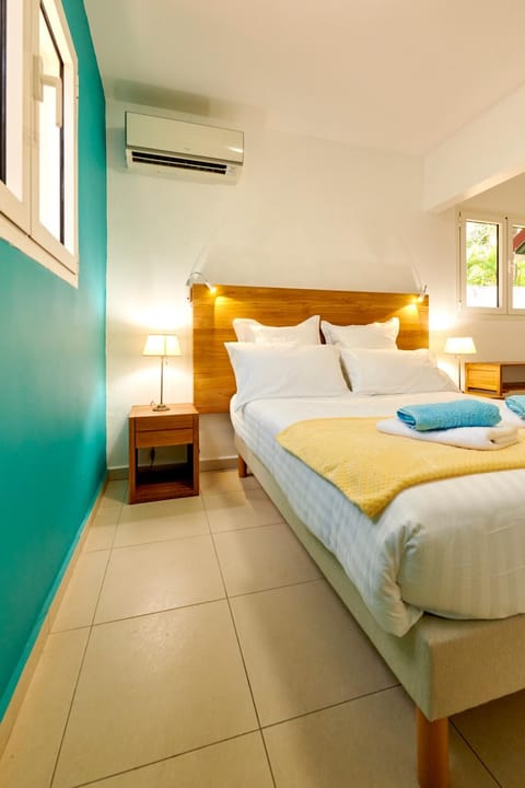 Bed, Photo of the whole room, Bedroom, air conditioner