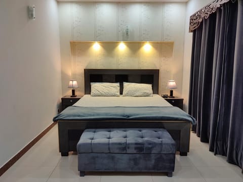 2 BR Serviced Holiday Home Near Lahore Ring Road Casa in Lahore