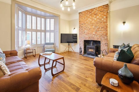 TV and multimedia, Living room, Seating area, flat iron