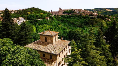 Property building, Nearby landmark, Day, Natural landscape, Landmark view