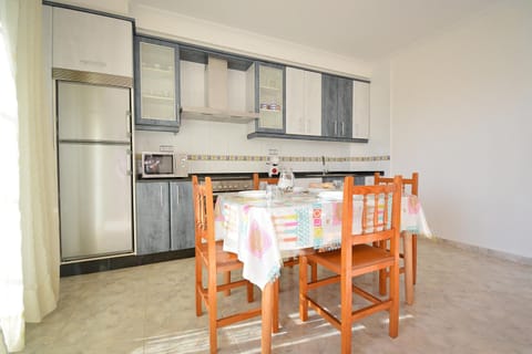 Kitchen or kitchenette, Dining area, minibar, pet friendly, stove