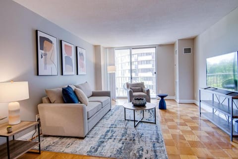 Landing Modern Apartment with Amazing Amenities (ID4403X17) Condominio in Chevy Chase