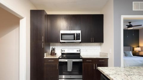 Landing Modern Apartment with Amazing Amenities (ID6616X72) Condominio in Town N Country