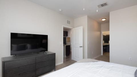 Landing Modern Apartment with Amazing Amenities (ID6616X72) Condominio in Town N Country
