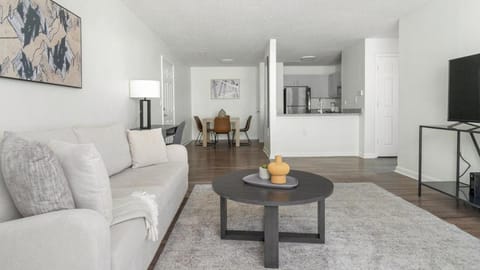 Landing Modern Apartment with Amazing Amenities (ID8183X77) Copropriété in Cary