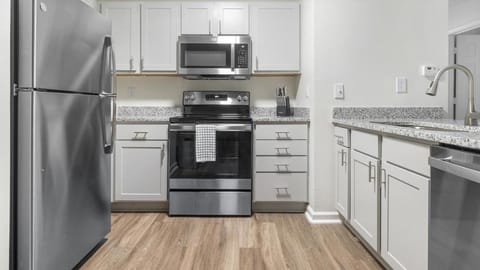 Landing Modern Apartment with Amazing Amenities (ID8183X77) Condominio in Cary