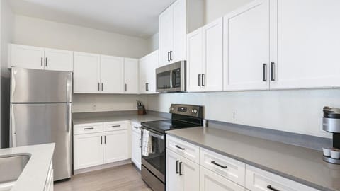 Landing Modern Apartment with Amazing Amenities (ID9133X39) Condominio in Windemere