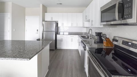 Landing Modern Apartment with Amazing Amenities (ID1374X855) Wohnung in North Charleston