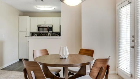 Landing Modern Apartment with Amazing Amenities (ID8494X66) Condominio in Brentwood